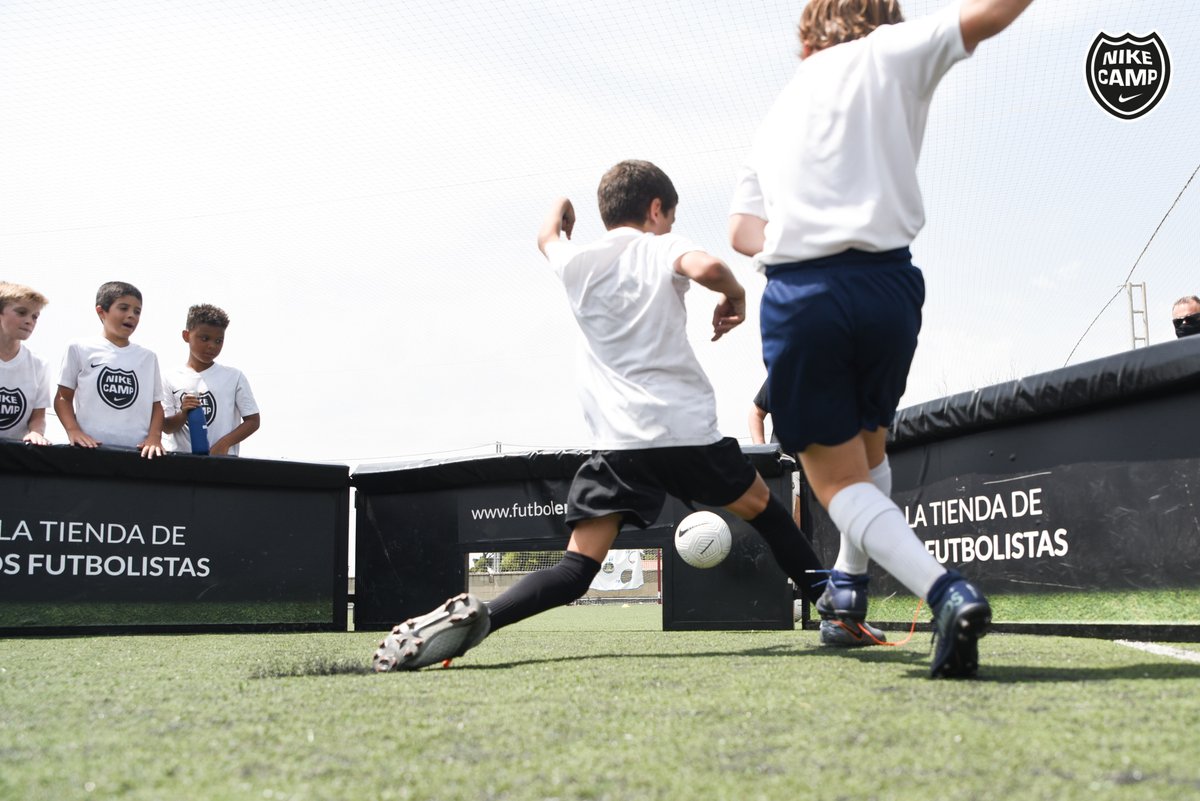 MICCamp_oficial's tweet photo. En el Nike Camp no solo conocemos a las estrellas... ¡Jugamos como ellas! Muchas gracias @futbolemotion por dejarnos probar en exclusiva la nueva #FlightBall de @nikefootball 😍
Hagas lo que hagas, ámalo⚽️
📸 by Adrià Fontanet | Núria Liras
#playwithlove #nikefootball https://t.co/xFsanOyOJn