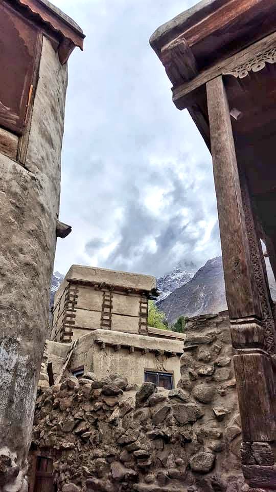 The_North_Blood's tweet image. Tower and gateway to the ancient village of Ganish, Hunza

#Ganish is the first and oldest establishment on the ancient Silk Road in the Hunza valley. It houses various ancient watchtowers, traditional mosques, religious centers and a reservoir.@mchidarazvi @odysseuslahori
