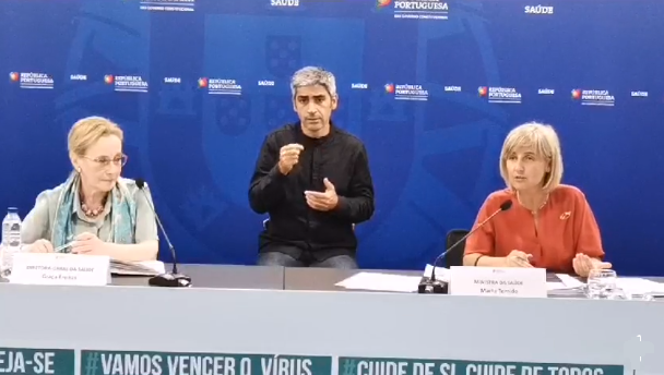 saude_pt's tweet image. “Portugal é o quinto país da União Europeia que mais testes realiza ” adiantou hoje Marta Temido na conferência de imprensa para atualização dos dados da pandemia em Portugal, revelando terem já sido feitos mais de 1,3 milhões de testes desde março. 
#Saúde #SNS #COVID19PT