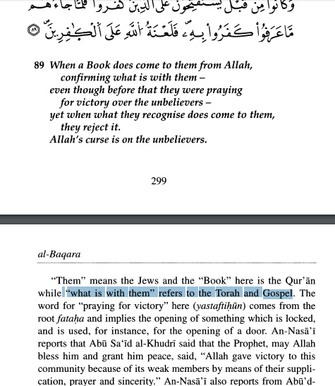 Tout d’abord, précisons que le Coran considère la Torah et l’Injil comme guides, lumière, et sources de lois.Il considère que les chrétiens et les juifs possèdent ces écritures (« avec eux »)Tafsir al Qurtubi 2-89 :