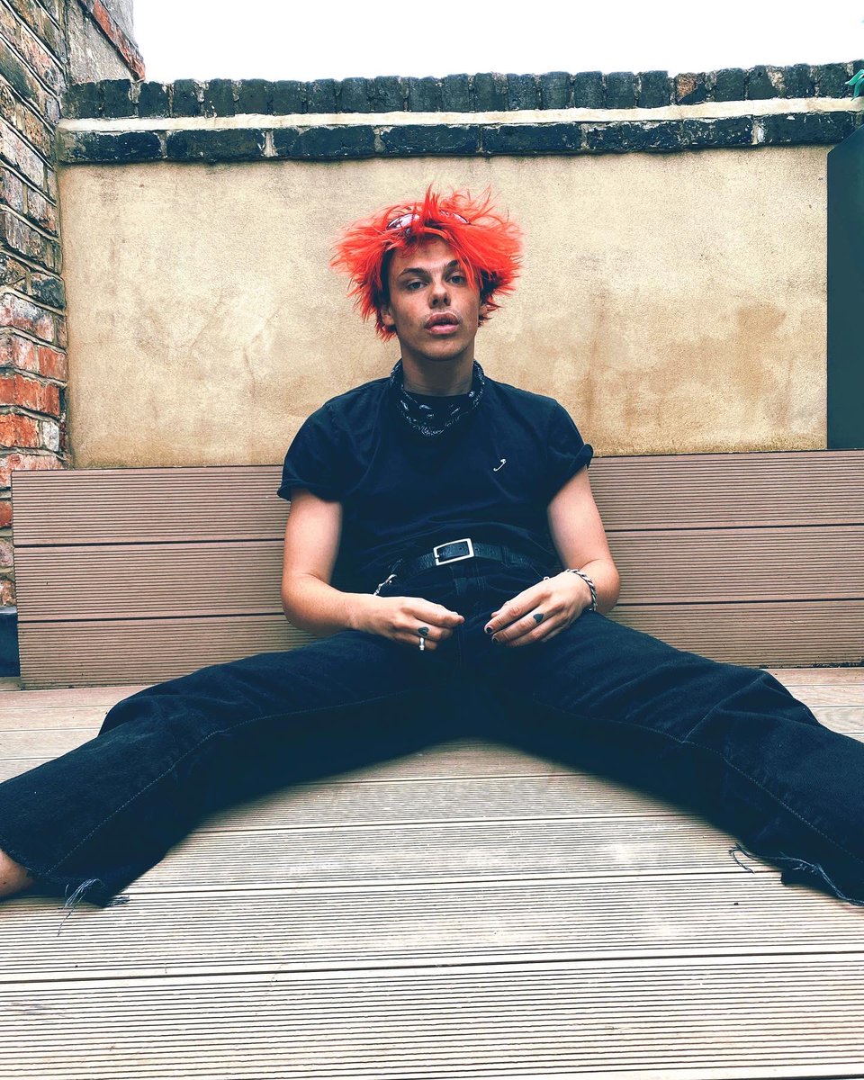 yungblud's tweet photo. LDN ... 6 daysssssss till fookin lippy 🖤🇬🇧🍓🇬🇧🖤 https://t.co/pnWApdm87W