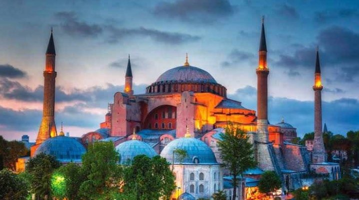 AYLAR YILLAR GEÇTİ HÂLÂ AĞLARSIN
ARTIK YAŞLARINI SİL AYASOFYA
O MAHSUN HALİNLE YÜREK DAĞLARSIN
FETHİN SEMBOLÜSÜN BİL AYASOFYA