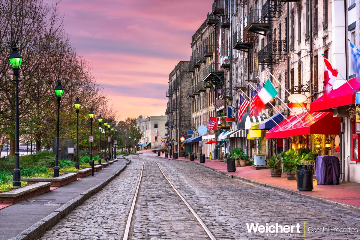 It's time for #FunFactFriday ! Did you know that Savannah has a unique Open Container Policy? That's right, the ordinance allows you to take a to-go cup with you within the confines of the historic district boundaries! 🍺
.
.
#Savannah #SavannahGA #RiverStreet