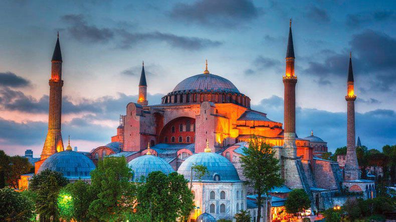 "Ebedîleşen fetih mûcizesinde, her nazarda;
Ezelî Muhammedî hikmeti âşikâr görürsün.
Dede'nin ferahfezâsıyla kanatlanan cihanda;
Ayasofya'dan ezan sesleri yükselince hürsün..."

Ecdadımızın mukaddes emaneti #AyasofyaCamii...
Gözümüz aydın...
Hayırlara vesile olsun inşallah..