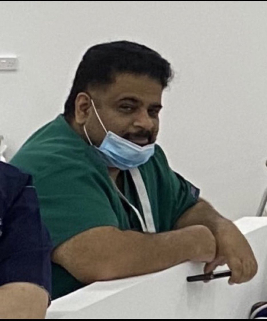 الجراح  د.عبدالله شعيب في العناية المركزة في مستشفى جابر مصابا بالكورونا منذ أيام وهو في حاجة للدعاء..

الدكتور عبدالله من أكثر الجراحين اجتهادا ومن أحسن الأطباء أخلاقا..

لا يمكن أن تصف الكلمات وصفا صادقا مدى اجتهاد هذا الإنسان وحبه لمساعدة الناس.. نسأل الله له الشفاء العاجل