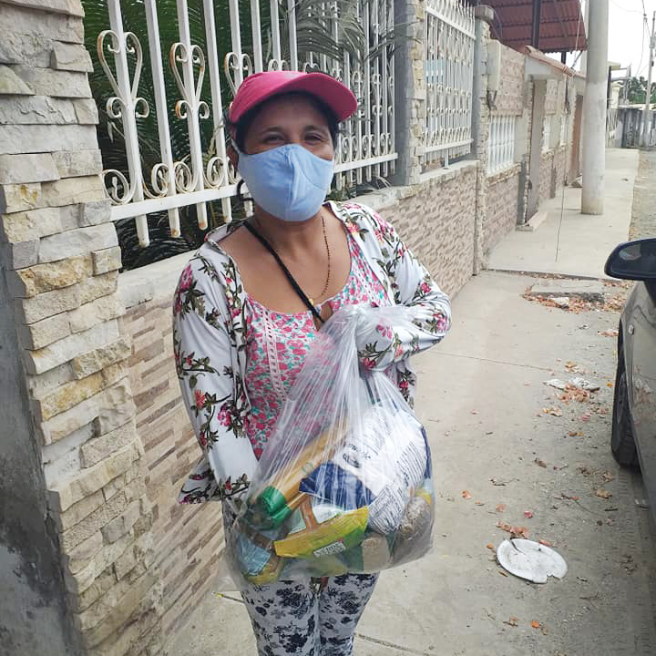 FIMRC's tweet photo. Thanks to our partner, @ToscanaPastasEc, our team at #ProjectAnconcito can continue to safely provide nutritious food to families in our nutrition club. Although we're not meeting in person due to COVID-19, we are grateful to still be able to deliver these much-needed supplies! https://t.co/GBr2pzjwM9
