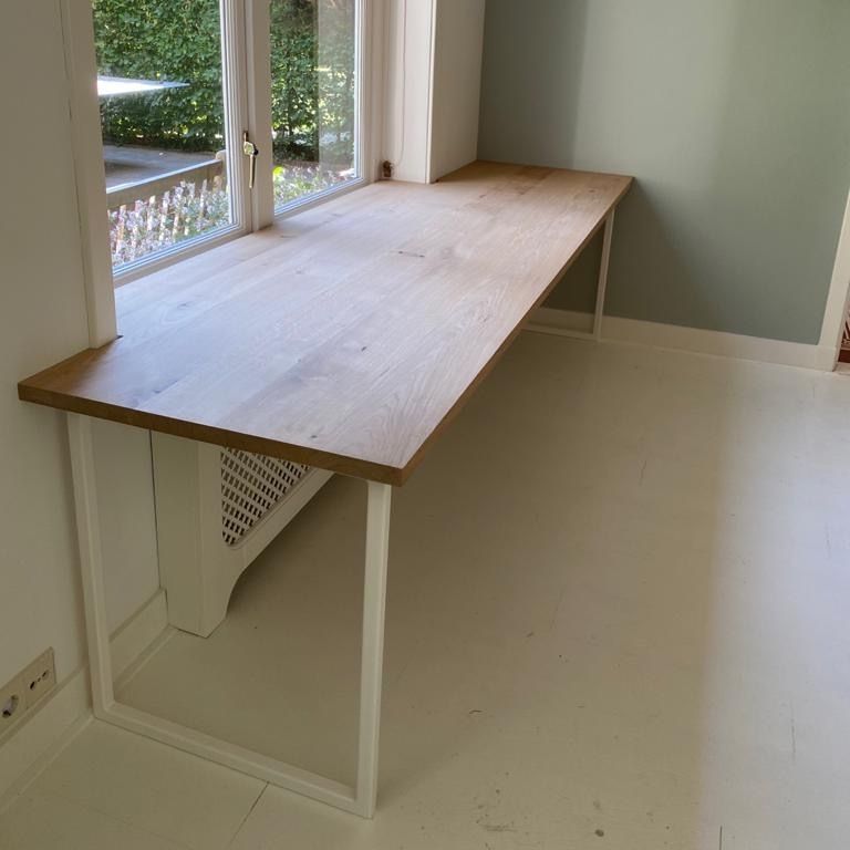 Kijk, dit is een mooi voorbeeld van #maatwerk! Dit #bureau sluit perfect aan op het raam en de muren. Met uiterste precisie gezaagd want dit mooie #huis in #Zeist was niet bepaald #waterpas 😅 • #thuiswerken #bureau #maatwerk #bureauopmaat #homeoffice #werkplek #thuiswerkplek