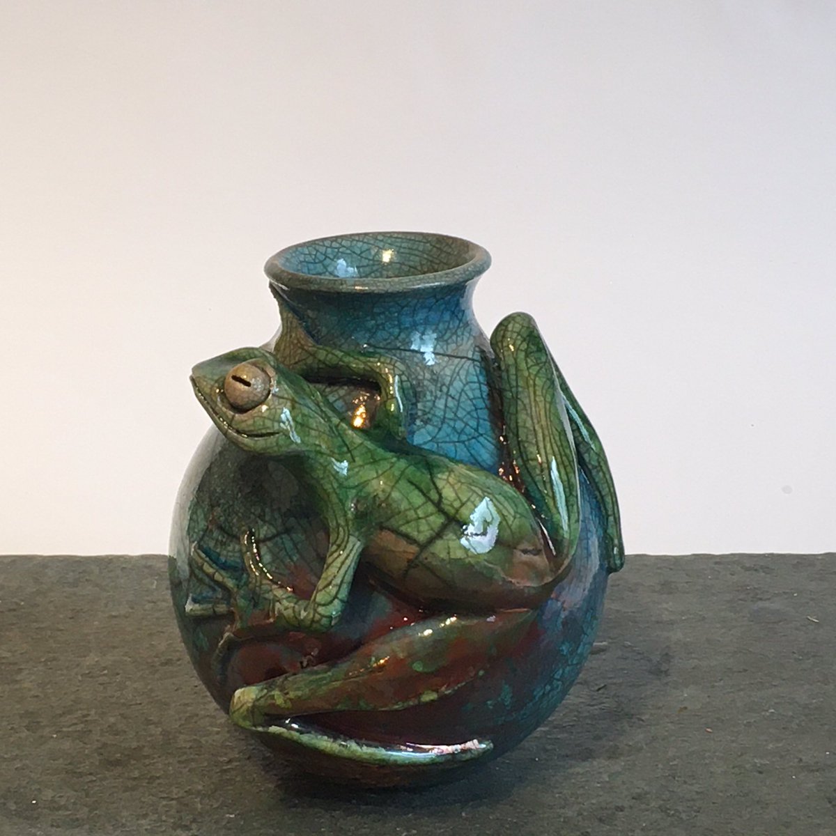 peter_swailes's tweet photo. ๐ one that didnโt survive the firing- I dropped the pot taking it out of the kiln. Here is another one which shows how it should have ended up. Ah well. #frog #exfrog #casualty #Raku #ceramics #handmade #fail @SwailesRuth https://t.co/qJbaqYm4wi