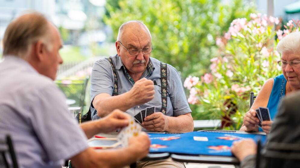 Seit drei Jahren treffen sich in Robenhausen Senioren regelmässig zum jassen. Nach dem Lockdown sind sie nun wieder zurück – furchtlos. zueriost.ch/news/2020-07-1…
