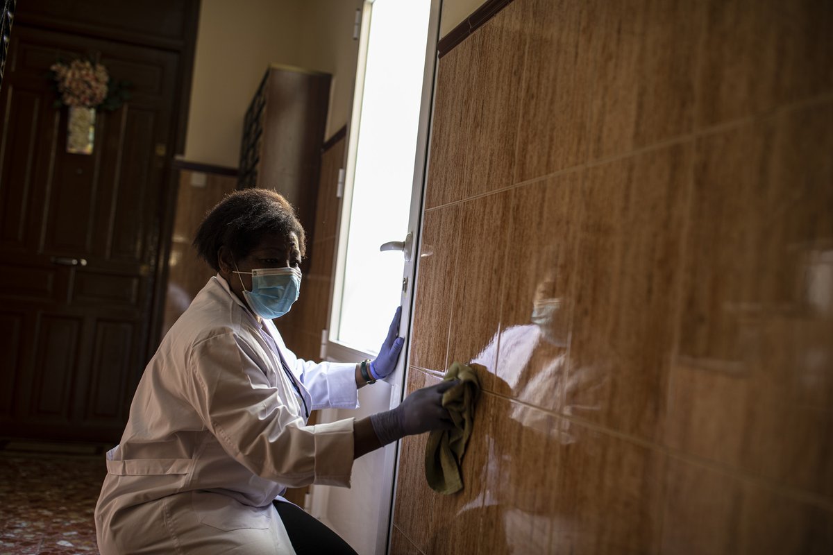 1 de cada 3 trabajadoras de hogar y cuidados vive bajo el umbral de la pobreza en España. Colaboramos con organizaciones que apoyan a trabajadoras en situación precaria. 

🙌Nos han cuidado durante la pandemia, ahora nos toca protegerles. bit.ly/TenemosUnaVacu… #TenemosUnaVacuna