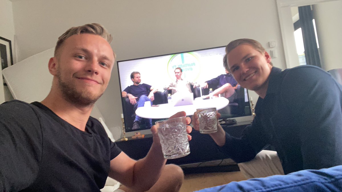 Calle_Stenberg's tweet photo. Rekar med en GT och expertis på sen fredag! Gott! @hofmannjesper @JohnsonBjorn @csvanemar @FAllsvenskan https://t.co/GJooZEN21p