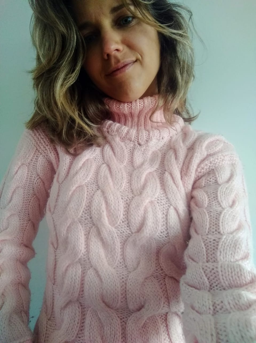 maru_lele's tweet photo. Esta polera me la tejió mi mamá cuando yo tenía 17. Habíamos visto una igual en una vidriera de Ona Saez, pero era carísima. "Yo sé hacer esos ochos", me dijo. Hoy tengo 40 y todavía la uso. Lana buena. https://t.co/mMNsg7BJ30