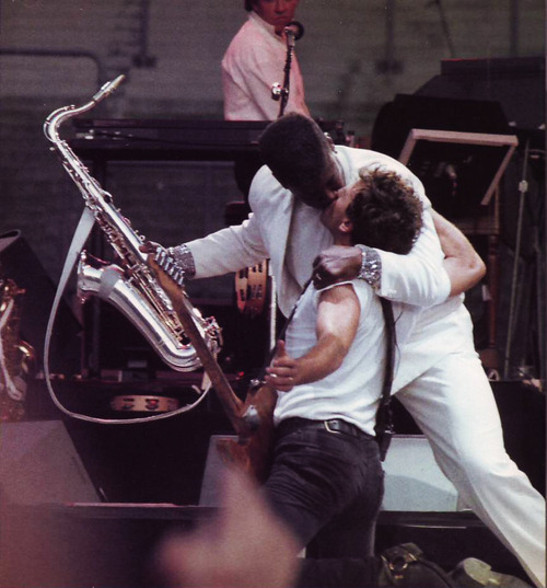marcrusii's tweet photo. Vinc a ensenyar-vos algunes fotos que m'encanten del bromance que es portaven Clarence Clemons i Bruce Springsteen https://t.co/XAk1qrTm9s