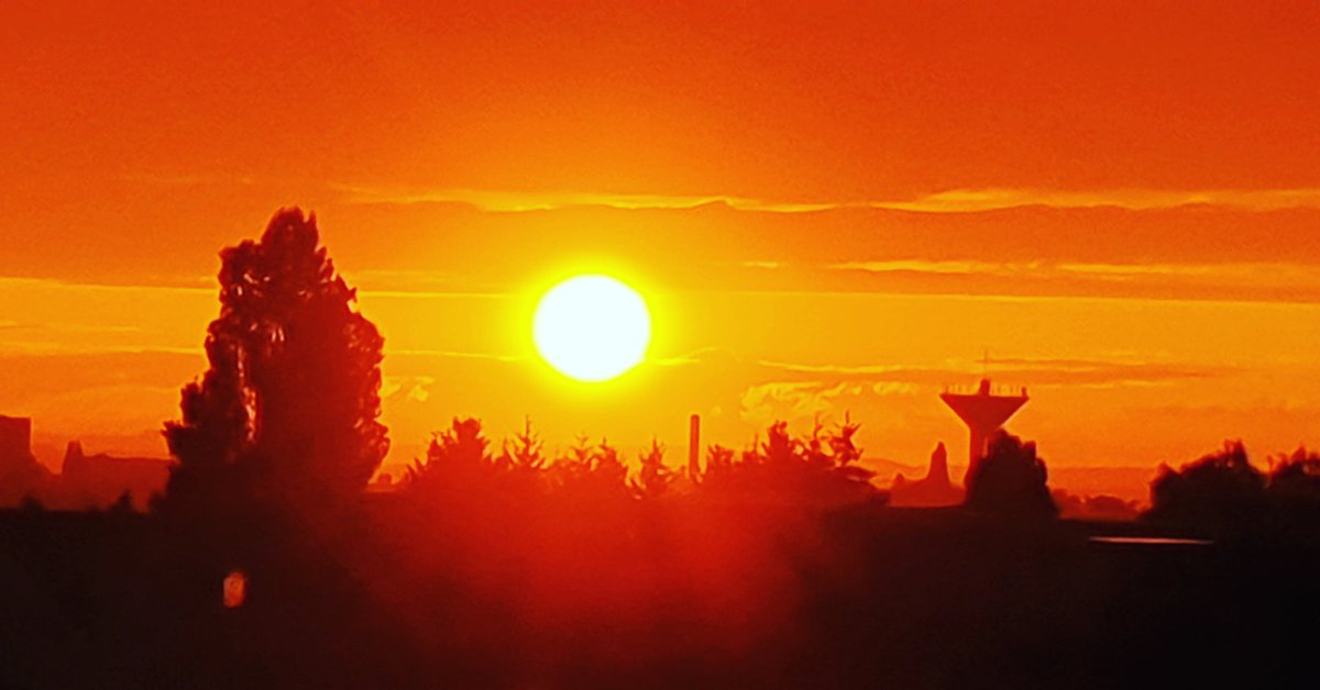SabrinaVerrier1's tweet photo. Le ciel d'Épinal rougit ce soir...bon we à tous 😉
#magnifique #instantmagic #coucherdesoleil #Vosges #Epinal https://t.co/HoE87GOWk1