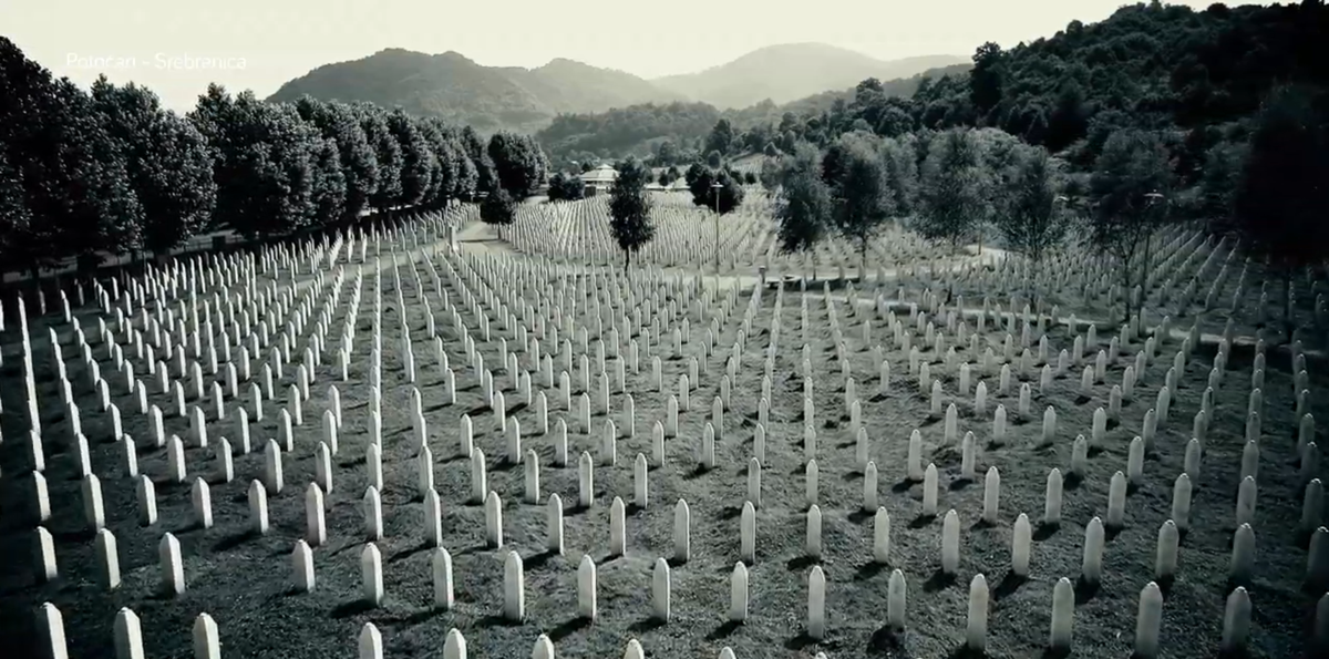 Tomorrow is the 25th anniversary of the largest massacre in Europe since WWII. In 1995, Bosnian Serb forces murdered more than 8,000 Bosnian Muslims in  #Srebrenica. If not for  #covid, heads of state & ministers wld be gathering to mark this grim milestone & remember the dead. 1/8