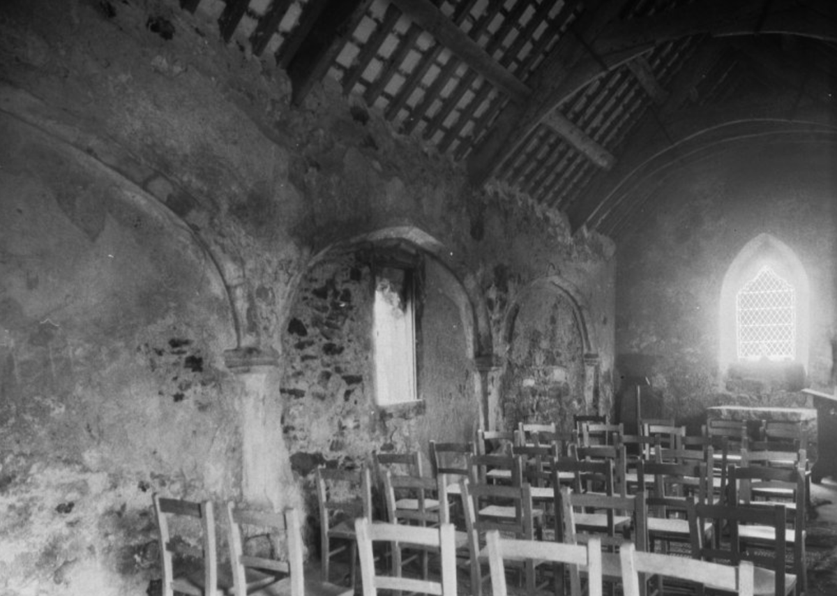 St Cwyfan's is a stone-walled structure consisting of a single continuous nave and chancel (see diagram).The building has been updated multiple times in the last 800 years—the roof is thought to be 16th century, while the walls were repaired, re-rendered and limewashed in 2006.