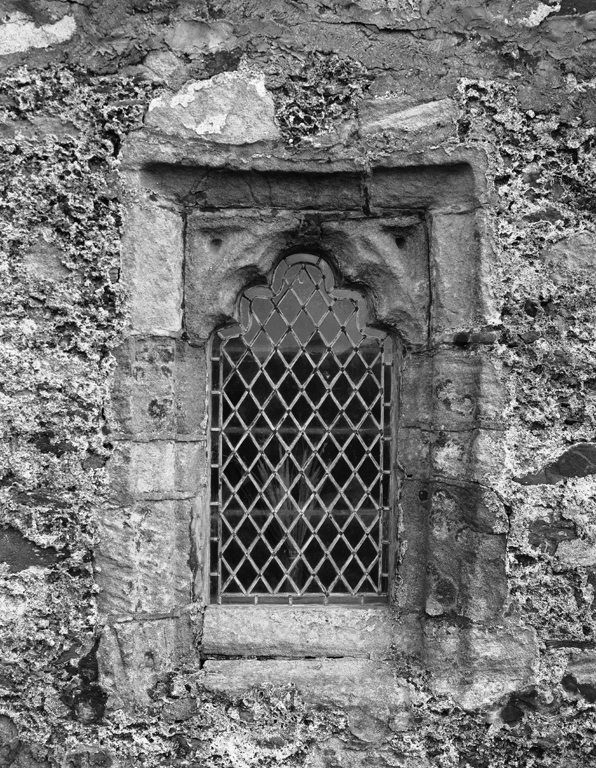 St Cwyfan's is a stone-walled structure consisting of a single continuous nave and chancel (see diagram).The building has been updated multiple times in the last 800 years—the roof is thought to be 16th century, while the walls were repaired, re-rendered and limewashed in 2006.
