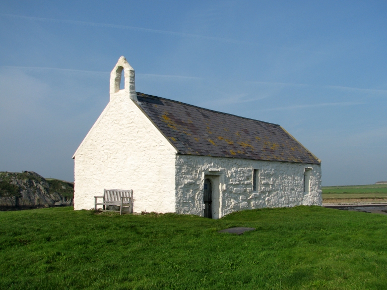 St Cwyfan's is a stone-walled structure consisting of a single continuous nave and chancel (see diagram).The building has been updated multiple times in the last 800 years—the roof is thought to be 16th century, while the walls were repaired, re-rendered and limewashed in 2006.