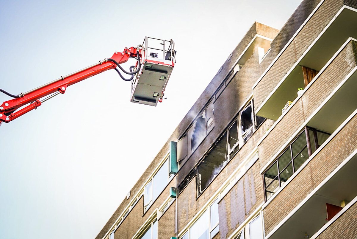 Uitslaande brand in #Flat #Eindhoven, bewoners zijn geëvacueerd #GroteBrand #Maalakker #Woningbrand.
