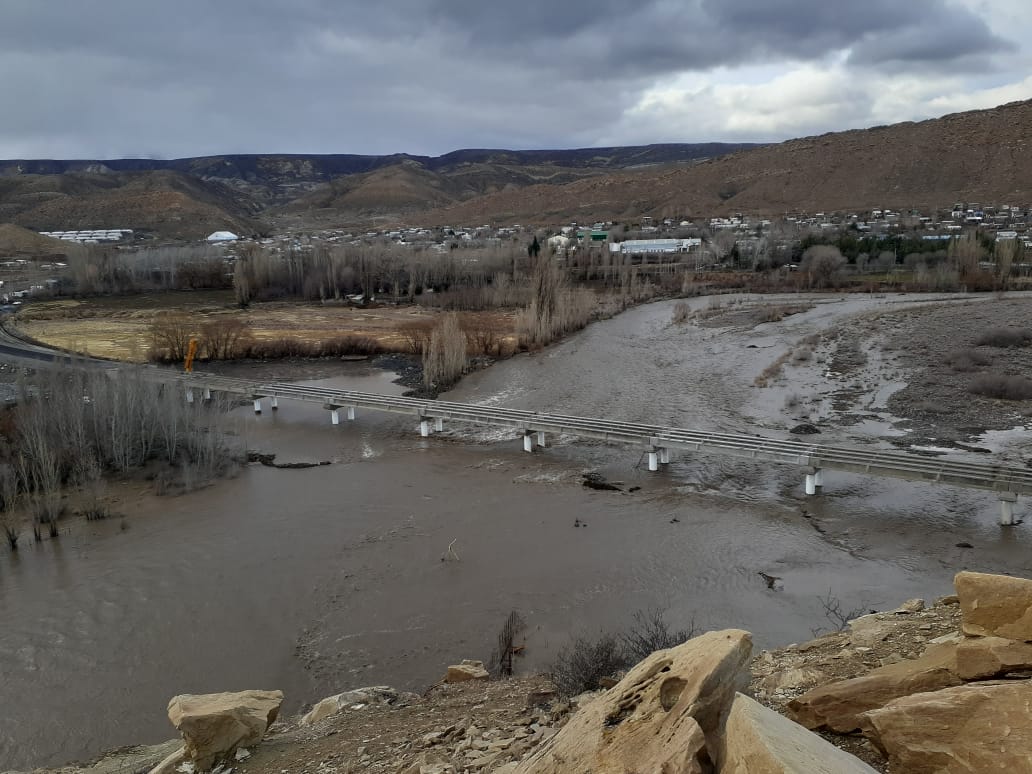 ¡Avanza a buen ritmo la construcción del puente sobre el río Curi Leuvú! Ya se colocaron todas las vigas estructurales de esta obra estratégica, que garantizará la conectividad del norte neuquino durante la temporada de crecidas del curso de agua. ¡Mirá! #JuntosPodemosMás