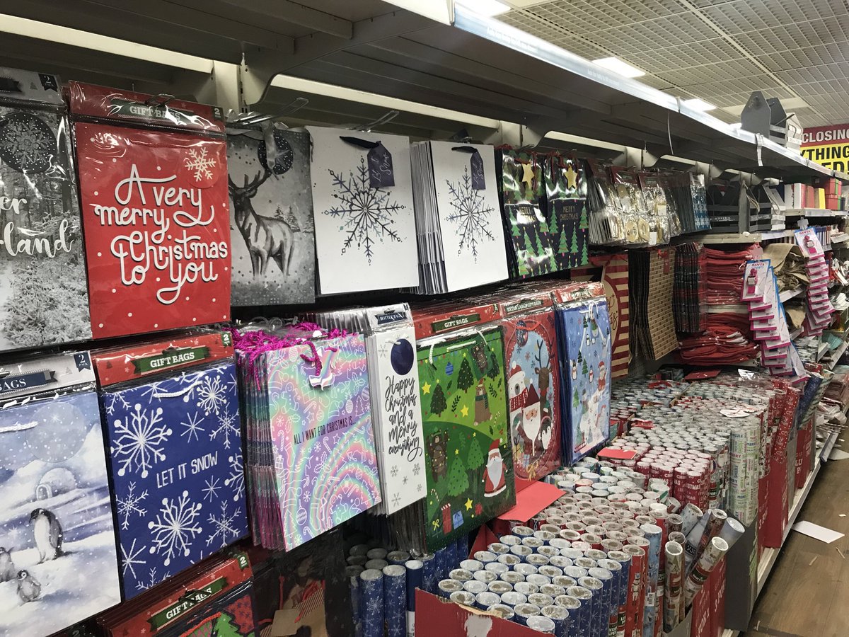 GrahamNeale's tweet image. It’s official!!!
The pound shop at #ElephantandCastle @SE1  has given up on 2020,
and is calling it a year,
with Christmas Decorations. 
Is this a record?