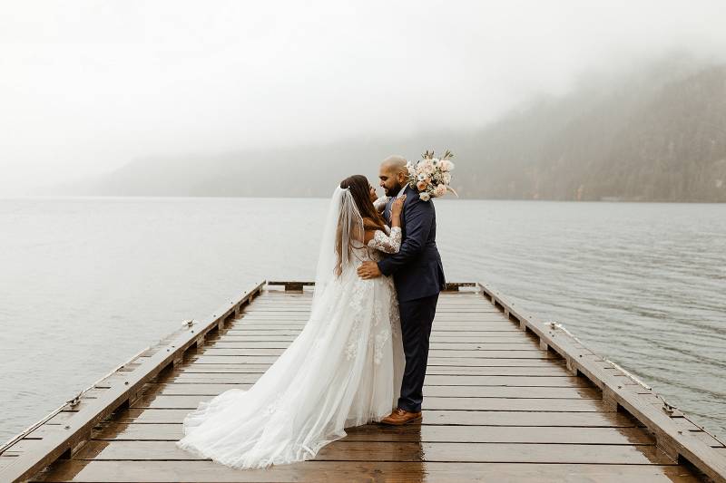 A misty Fall elopement from #NabaZabihPhotography!  applebrides.com/real-weddings/…