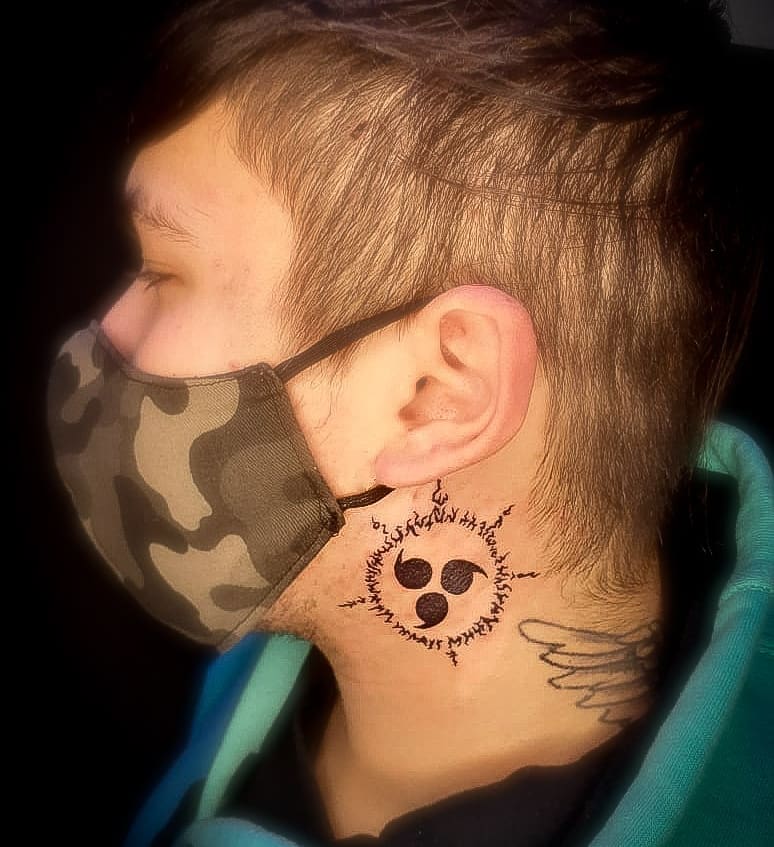 chuloMtzTATTOO's tweet photo. Gracias por volver!! @lichii_varela14 #pinchestudio #graciassiempre #tattoosliners #tattoblack #blacktattoo #simbolostattoo #cuellos #cuellostatuados #kakashi #simbolosasuke #sasuke #sasukeuchiha https://t.co/zFy9Ur1Ucq