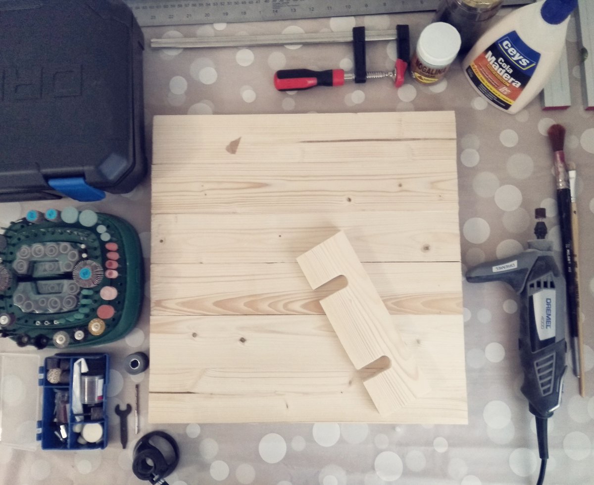 AMO_Artesania's tweet photo. Fiesta de viernes noche 🎉🔨
#woodworking #wood #craft #design #artesania #diseño #decoracion #woodart #art #dremel #artist #arte #myart #artsy #artamo #inprogress https://t.co/vODo20tKXK