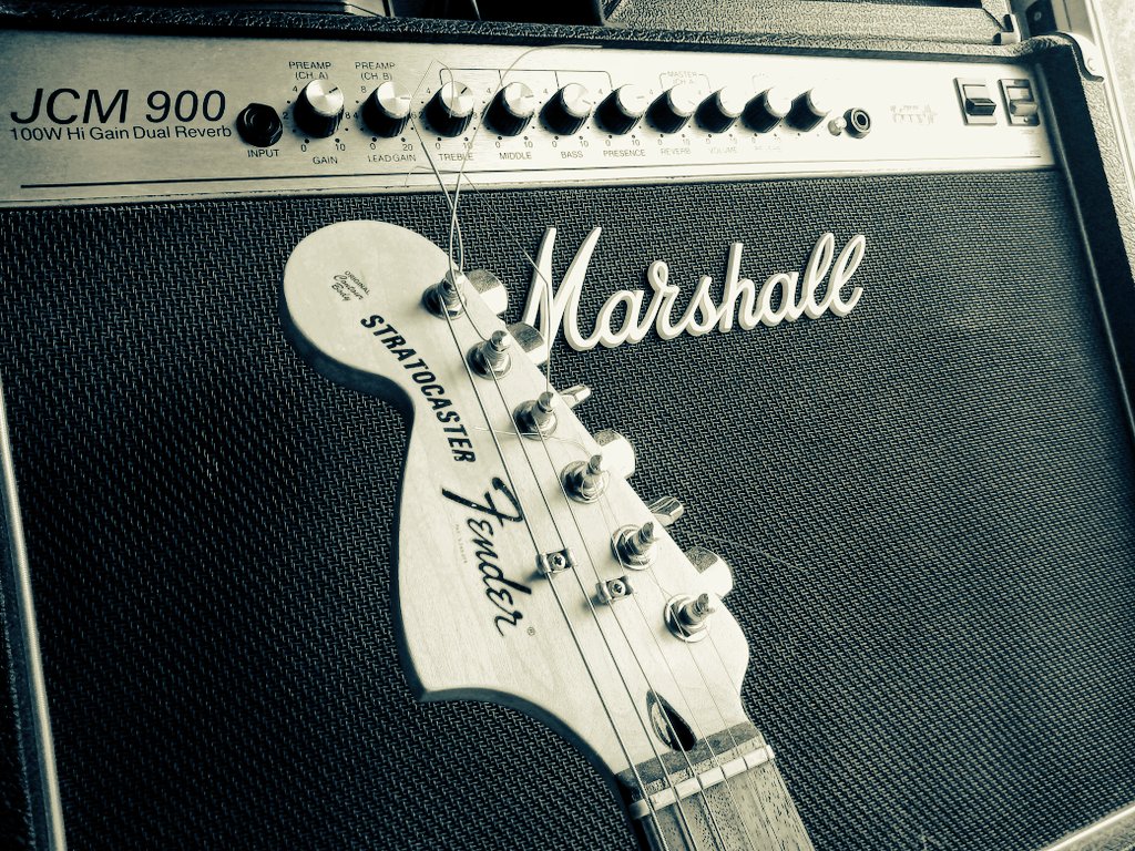 HabemusMarianus's tweet photo. #maridaje #APerfectPair #Marshall #fenderstratocaster #Fender #LeftHandedGuitar https://t.co/gy0hebK3gP