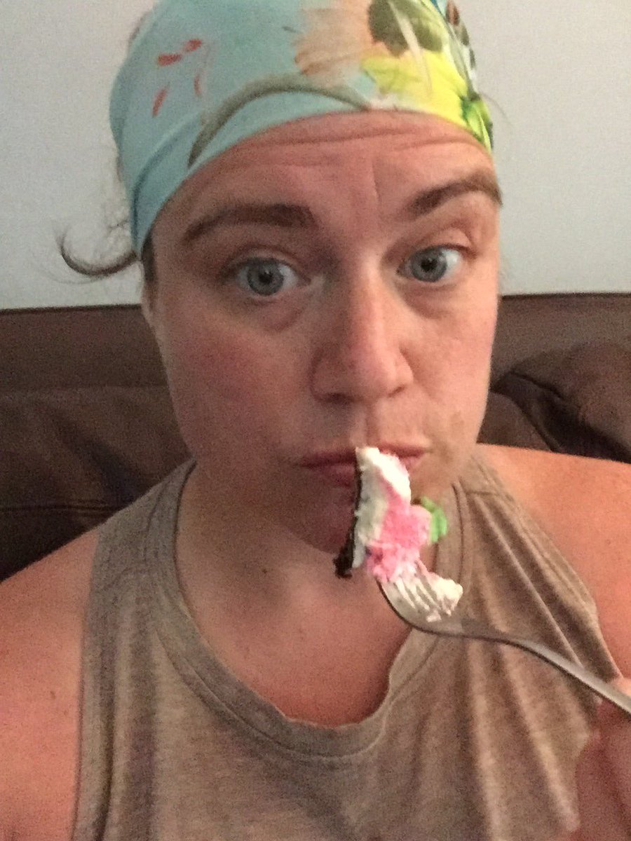 Lifeiskitsch's tweet image. “I don’t know why I can’t lose weight,” she says, as she eats butter frosting &amp;amp; cake out of a plastic container. #truestories #mollyproblems