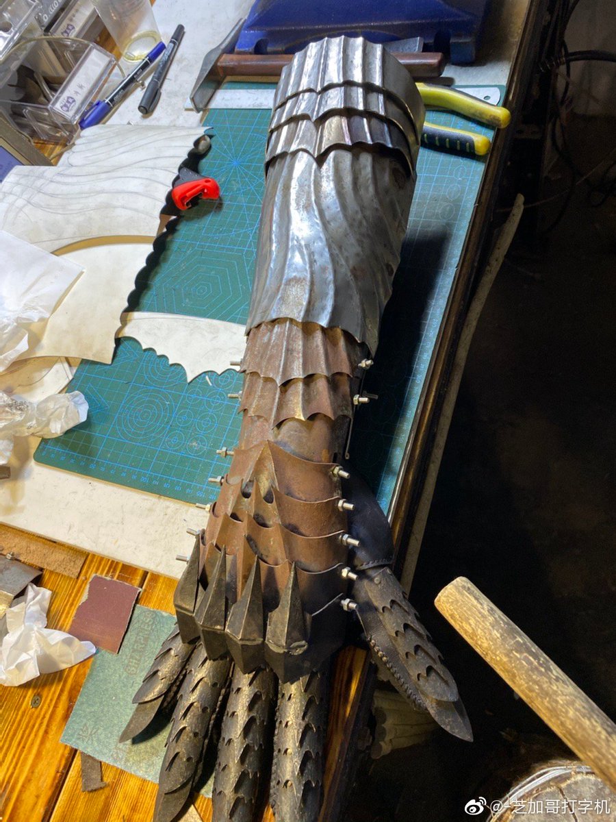 brucechao3's tweet photo. 大型已搞定 #medieval #ringswraiths #gauntlet #metalarm #metalglove #glove #Middleearth https://t.co/6sFEiZJCTJ
