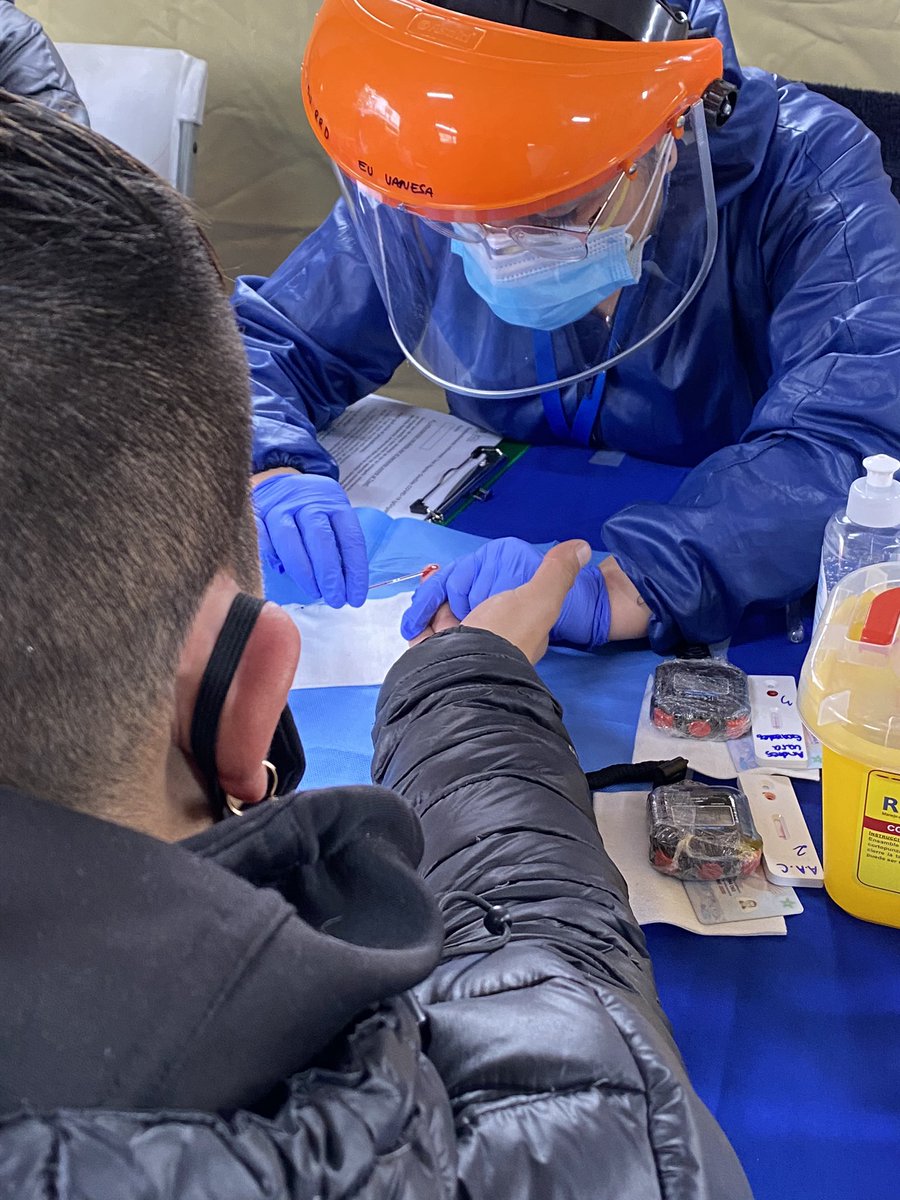 SaludQuilicura's tweet photo. 🔵 REALIZAMOS TEST RÁPIDOS DE COVID-19 EN FERIAS DE #QUILICURA 🔵

✔️ Porque la salud y el bienestar de nuestros vecinos es prioridad, hoy profesionales de @SaludQuilicura realizaron 500 tests rápidos de Covid-19 en la feria libre ubicada en Av. O’Higgins con Av. Lo Marcoleta. https://t.co/HiBrLdGTEU