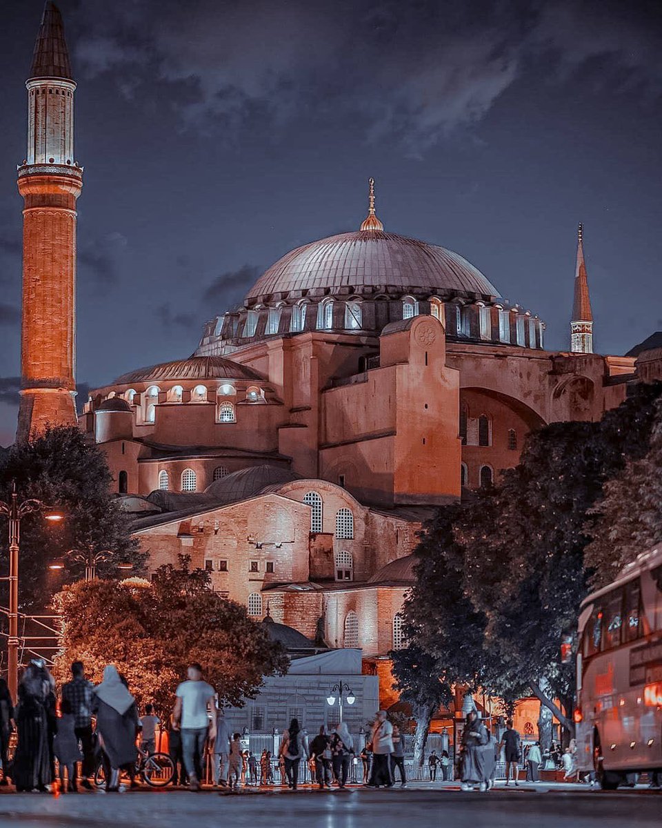“Hasret bitti şimdi vuslat vakti.”
Şükürler olsun...

#AyasofyaCamii