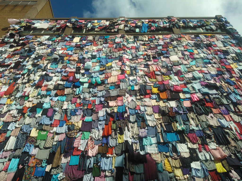 BasusFR's tweet photo. 2035 - L'industrie de la mode a complètement réglé son problème de suproduction... On vous montre ici comment y arriver : https://t.co/zypLhQzRBQ https://t.co/dZ9kk57SKp