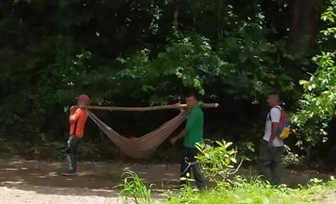 ElPitazoTV's tweet image. #Guárico | Abuela de unos 79 años, fue cargada en hamaca por más de dos horas, desde Casupito, pueblo del estado #Miranda, hasta el hospital de la localidad Altagracia de Orituco, en la entidad llanera #10jul - vía @pedroz_z bit.ly/3iLPUQU