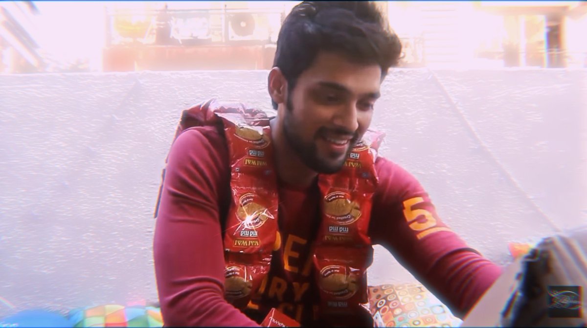 sanzy2liz's tweet photo. Kya hai matlab kya hai? Bhujiyawala or chocolatewala?

#ParthSamthaan | #Giftsegment | 😅❤ https://t.co/oyN3OHGLki