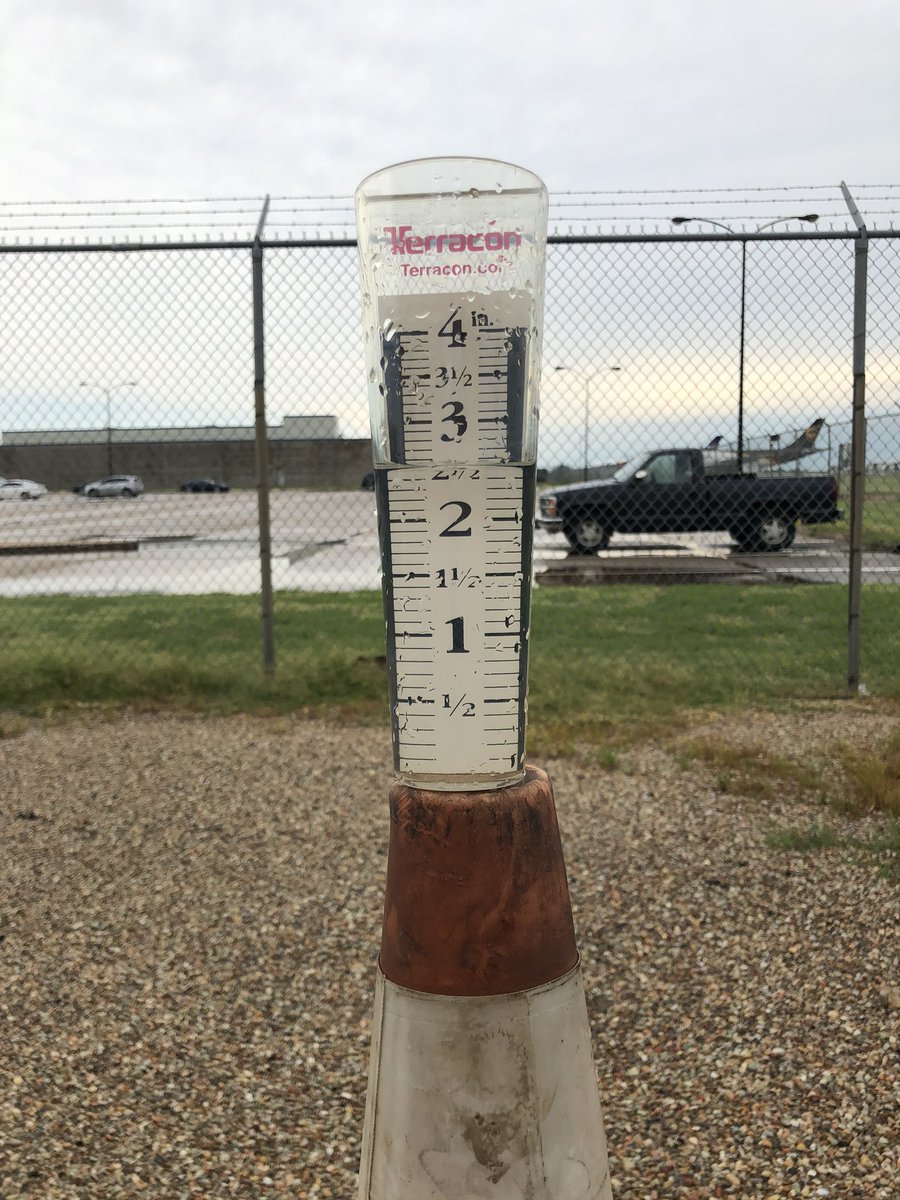 planelycrazy's tweet photo. @NWSNorman Rain gauge outside my window @fly_okc #okwx https://t.co/0SQrrmtGUq