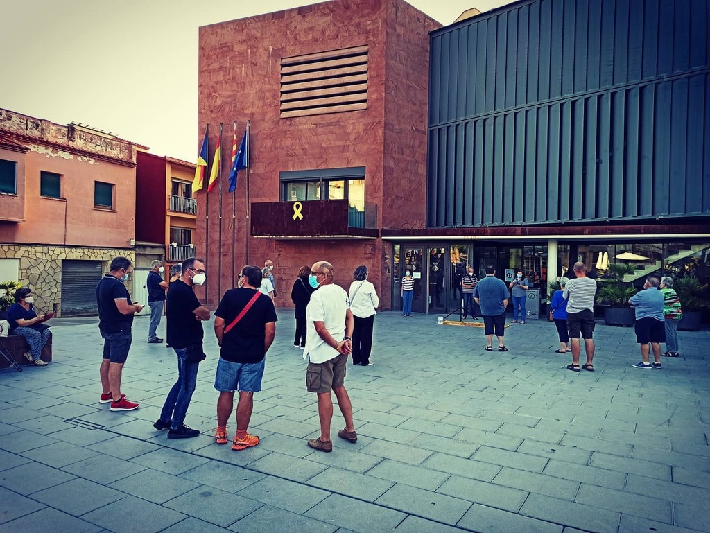 113a concentració setmanal <a href="/ANCGelida/">ANC Gelida</a> amb lectura d'un article de <a href="/vilaweb/">VilaWeb</a> sobre l'oposició de la fiscalia als permisos de @jordialapreso <a href="/jcuixart/">Jordi Cuixart</a> i <a href="/raulromeva/">Raül Romeva i Rueda</a> i la #cançó 'Seguirem' d'<a href="/obrintpas/">Obrint Pas</a> #LlibertatPresosPolítics #Gelida #Penedès instagr.am/p/CCePeUVpV1H/