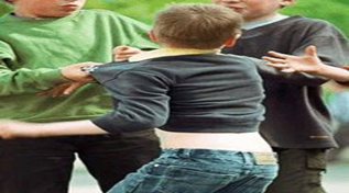 Otra línea de influencia que favorece las situaciones de conflicto y hasta de violencia y acoso escolar es la dejadez por parte de algunos padres de sus responsabilidades en la educación de los hijos.