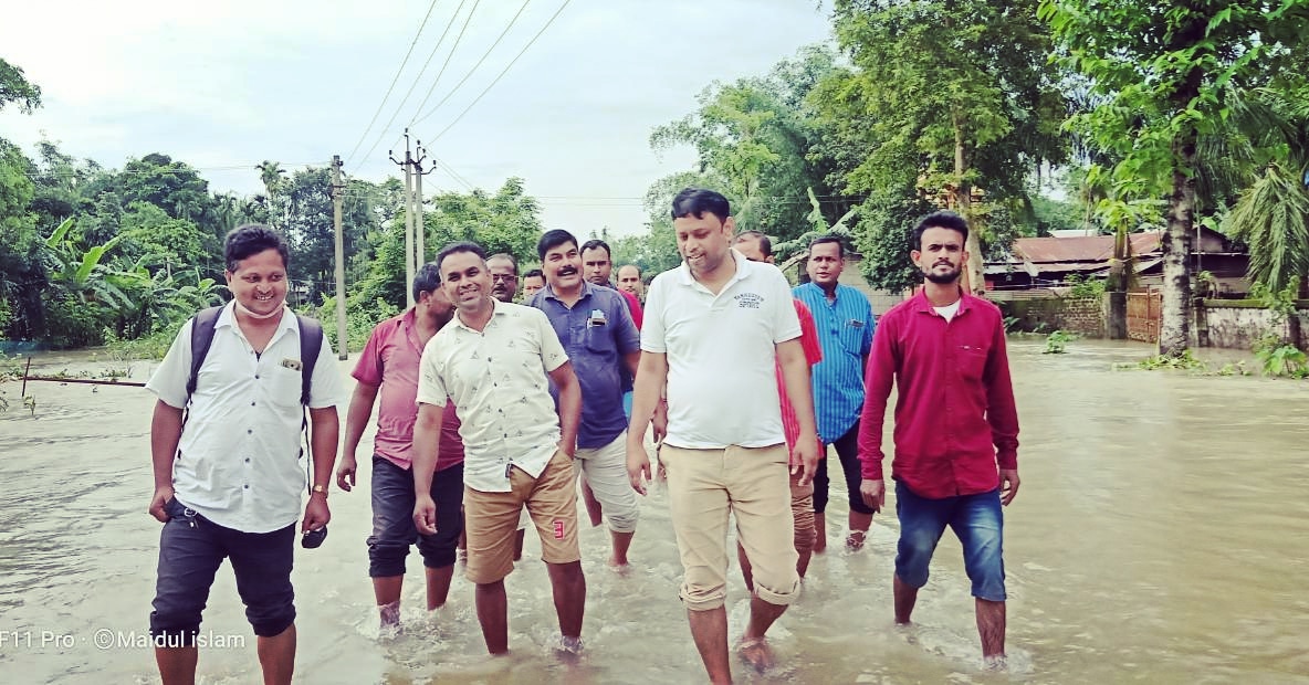 HarinulM's tweet photo. MLA #Jakir #Hussain #Sikdar ডাঙৰীয়াই সৰুক্ষেত্ৰী মৌজাৰ বিভিন্ন বানাক্ৰান্ত অঞ্চল পৰ্যবেক্ষণ কৰি ক্ষয় ক্ষতিৰ বুজ লয় | https://t.co/YRnOCLgyvf