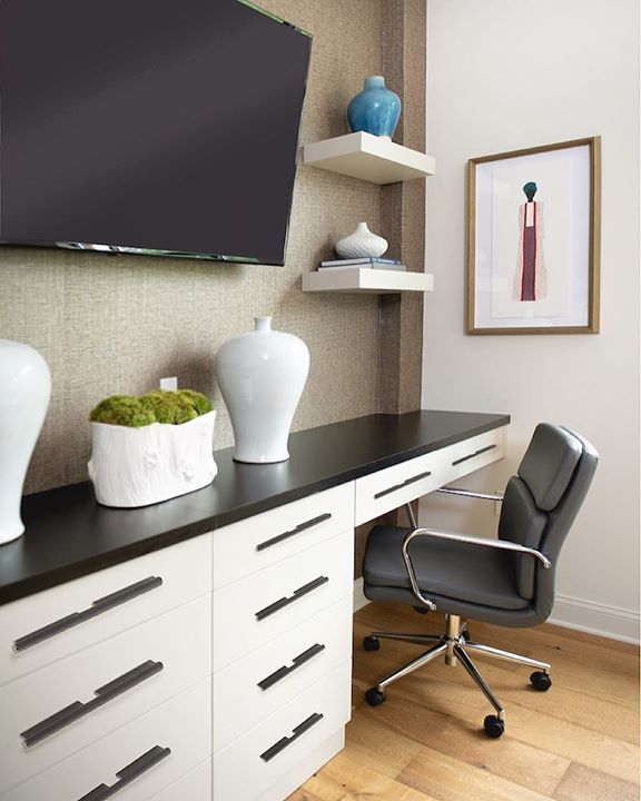 Schaubhardware's tweet photo. TGIF 🙌🏽 Who’s ready to weekend? 😌⁣
⁣
This gorgeous office space was designed by @mrserikaward for the Spring 2020 @oneroomchallenge and took full advantage of our new MODO cabinet pulls #jewelryforthehome https://t.co/Hez3gFis9K