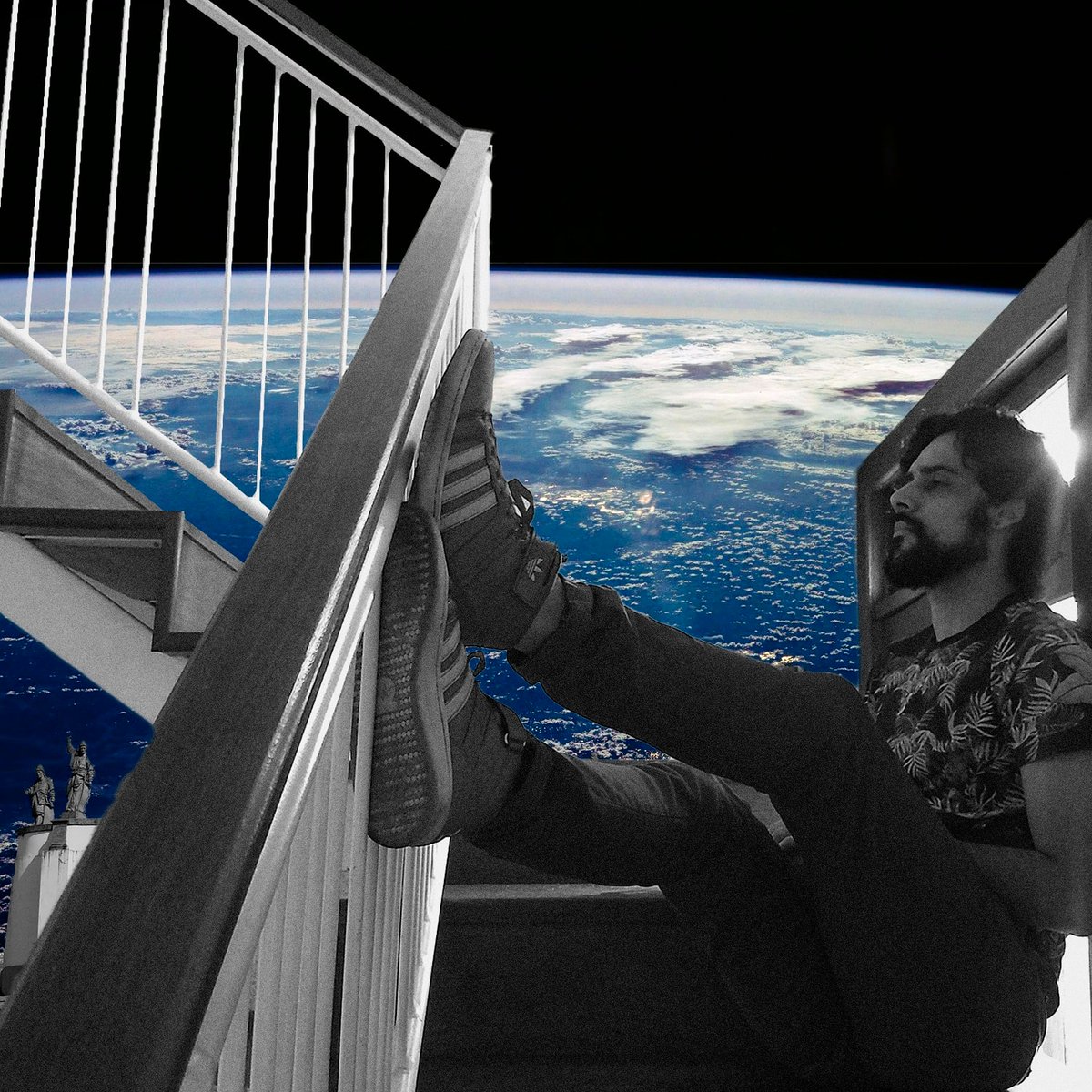 oneologista's tweet photo. 🌊 "𝑷𝒍𝒂𝒏𝒆𝒕 𝑬𝒂𝒓𝒕𝒉 𝒊𝒔 𝒃𝒍𝒖𝒆
𝑨𝒏𝒅 𝒕𝒉𝒆𝒓𝒆'𝒔 𝒏𝒐𝒕𝒉𝒊𝒏𝒈 𝑰 𝒄𝒂𝒏 𝒅𝒐"
Esperando a pandemia passar pra voltar pra Terra 🌎🌠🌿
.
.
#Mhar #Space #Collage #art #DavidBowie #Earth #surrealism #Collageart #blue #planet #terra https://t.co/hsNgKec83B
