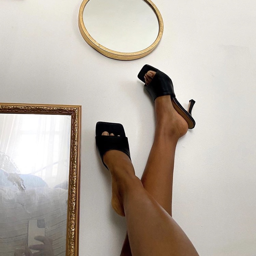 Money can’t buy happiness, but it *can* buy hot shoes, and that’s pretty dang close. TGIF✌️ pc: <a href="/aishjames/">miss_independent</a>