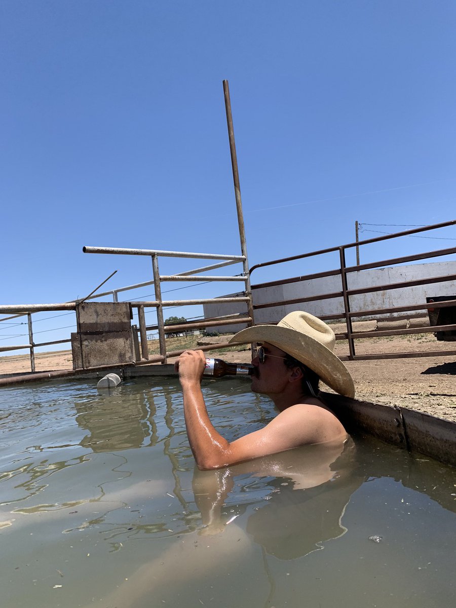 bricejo47754627's tweet photo. This how you check water in Texas https://t.co/5qrrqEAUMi