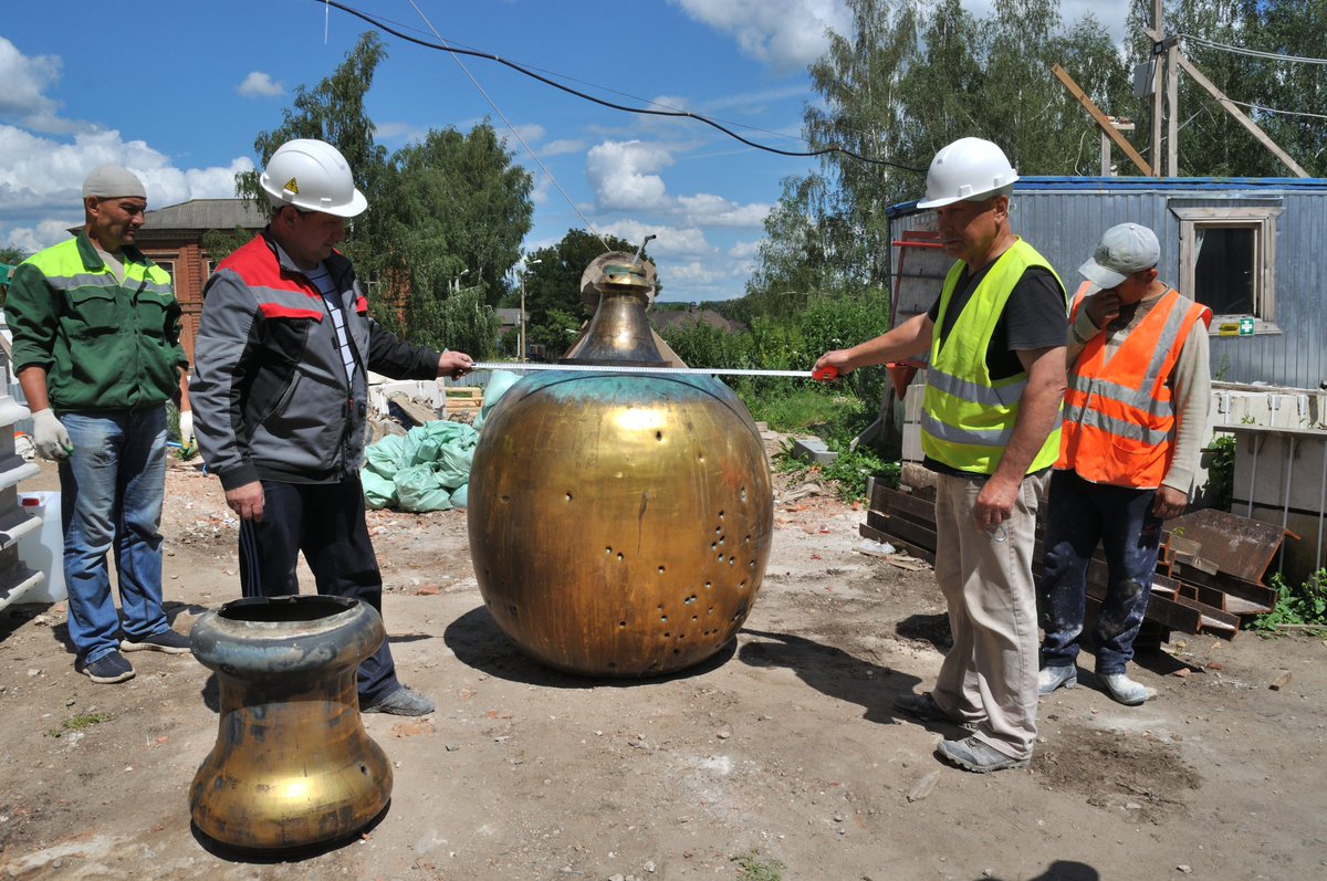 Сегодня реставраторы демонтировали шар и крест Николаевской колокольни. Cпециалисты решили сохранить оригинальные элементы конструкции. Для реставрации их отвезут в Тулу. Работы займут около месяца, после чего шар с крестом вернут на прежнее место.