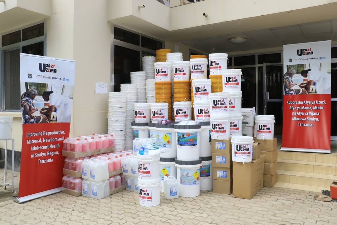 simiyu_region's tweet photo. #SimiyuRegionUpdates
#HABARI:-Shirika lisilo la Kiserikali la AMREF kupitia mradi wa UZAZI UZIMA limetoa msaada wa vifaa kinga vyenye thamani ya zaidi ya shilingi milioni 23 kuunga mkono Serikali katika tahadhari dhidi ya maambukizi ya Virusi vya CORONA kwa mkoa wa Simiyu. https://t.co/hsVLrtKDEB