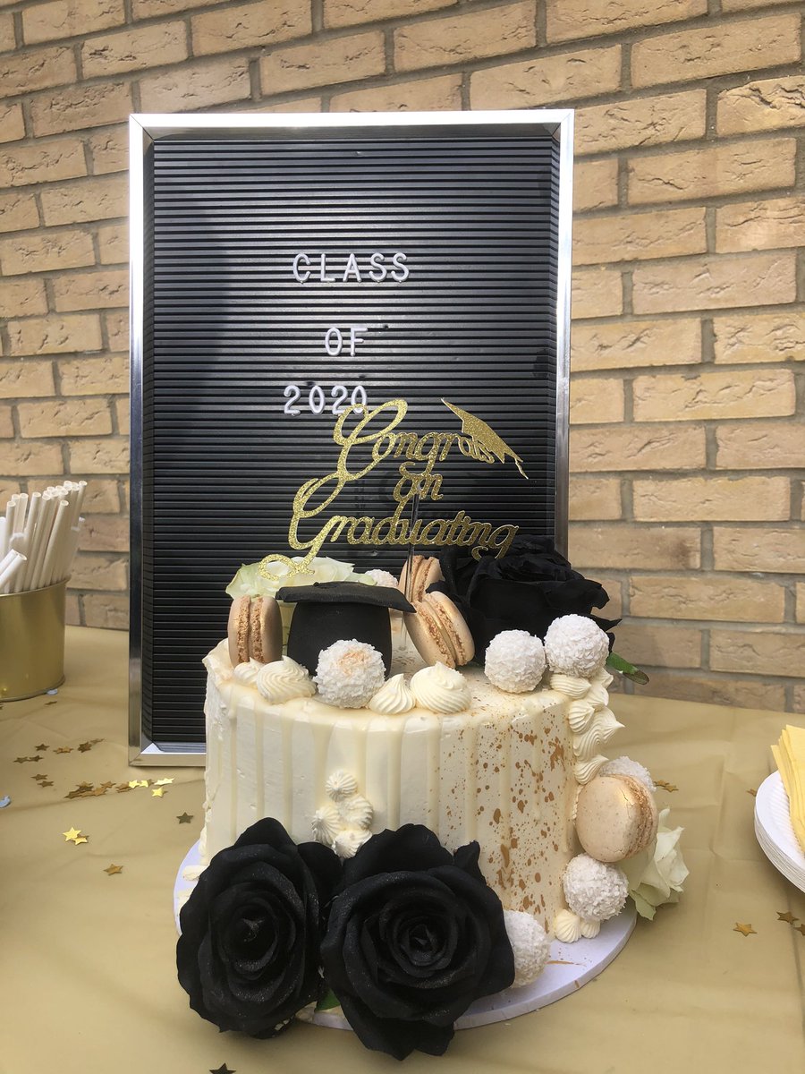 aaliyahsahra's tweet image. guys my mum organised a surprise grad party for me @minaalmaas and @_rxhmann and I’m dieeee!!! Cake by @dripbakery too 🥺🥺🥺🥺