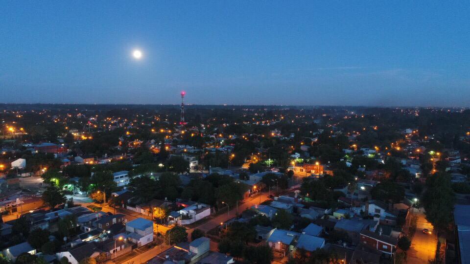 elderquino's tweet photo. Historias de Elderquino
Lucía Hernández volvió a vivir a Presidente Derqui después de 14 años. Con su proyecto #Dronera realizo varias imágenes de nuestra ciudad. Que según cuenta "la esencia de pueblo sigue intacta." https://t.co/VBviasQFby