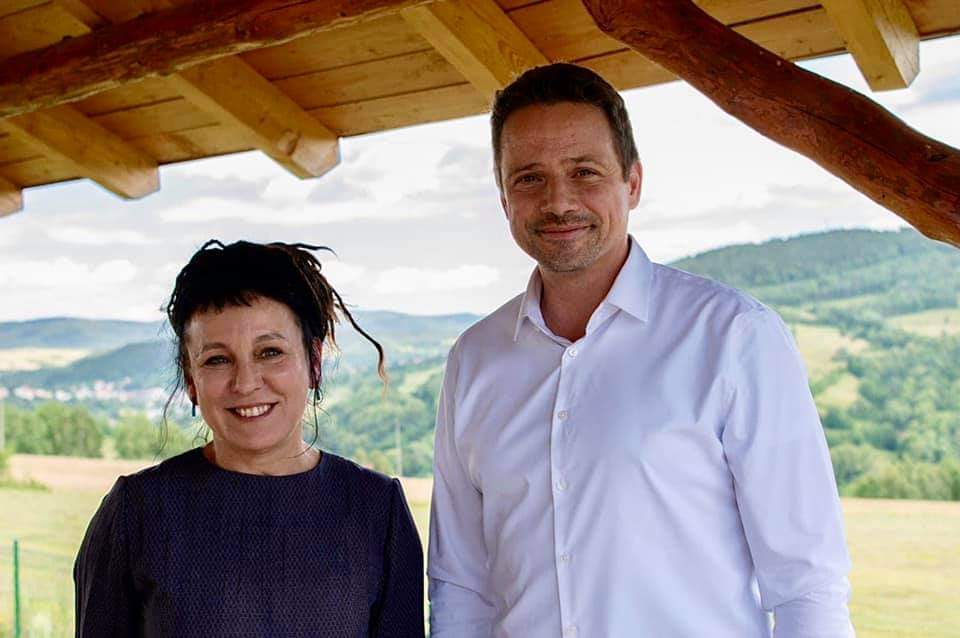 TrzaskowskiESP's tweet photo. To honor i przyjemność spotkać się z osobą, którą do tej pory poznawało się głównie za pośrednictwem Jej fantastycznych książek. Dziękuję naszej noblistce Olga Tokarczuk za spotkanie, rozmowę, a przede wszystkim za godziny spędzone przy świetnej lekturze. 🙂
#Trzaskowski2020 ✌️🇵🇱 https://t.co/B5c0BLOhNy