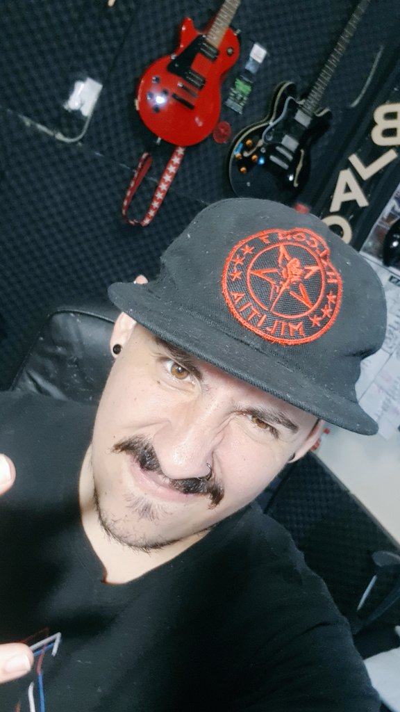 AyChuck's tweet photo. Listo para el estreno de @H7Oficial de sus #RawSessions 🤘 https://t.co/WT0Ib6OjjO